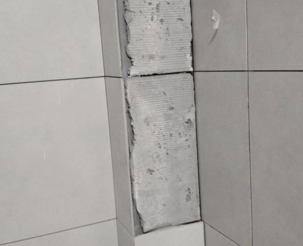 隆回瓷砖空鼓维修公司分享下瓷砖施工前基层浇水润湿程度不足，可能导致以下问题